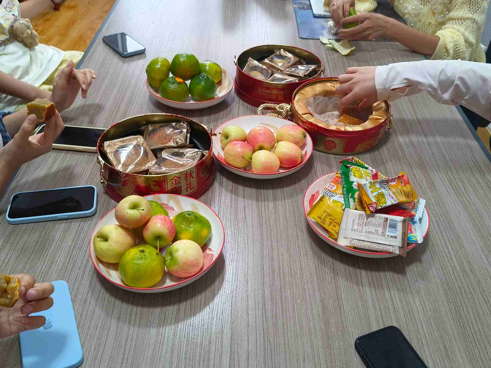 Земейджа держит теплый послеобеденный чай