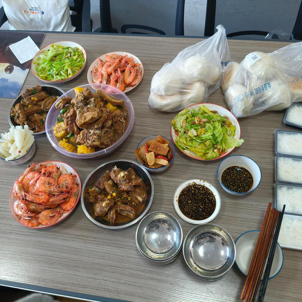 Боссы готовят обед для всех!