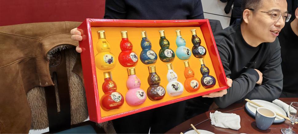 Земейджа приветствует год Лошади ежегодным командным празднованием