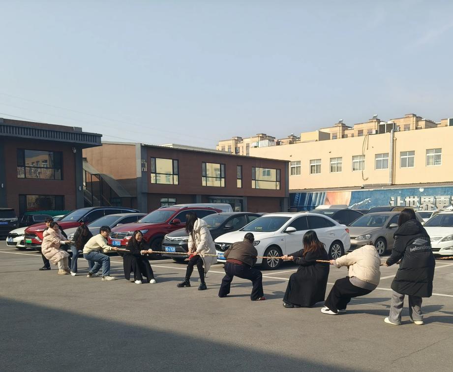 Полуденное перетягивание каната и скакалка в Земейджиа