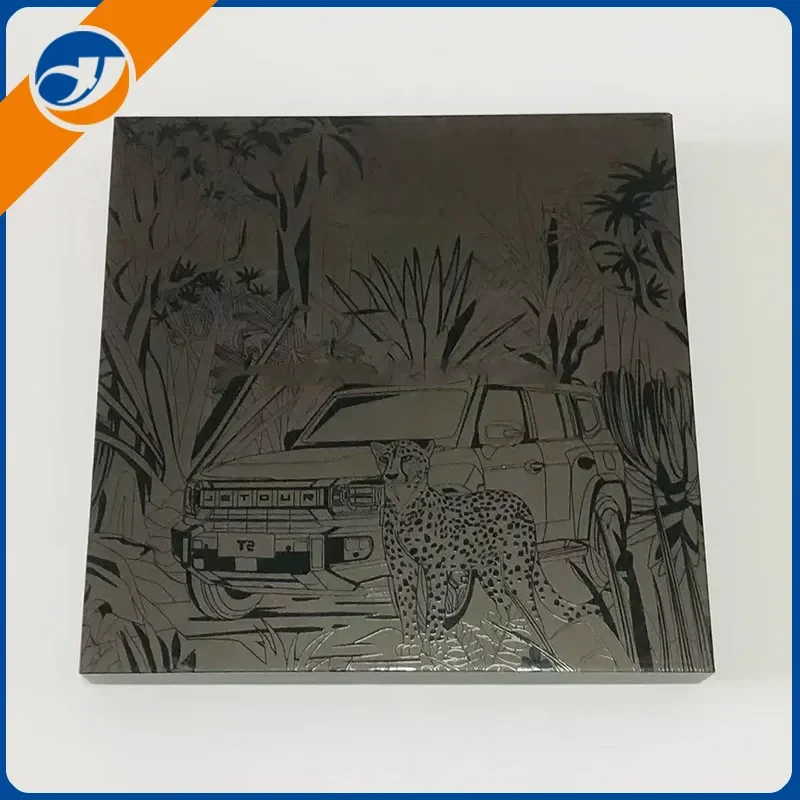 Черная подарочная коробка с матовым тиснением